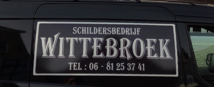 Het bord op de deur van de bus: Schildersbedrijf Wittebroek, Tel: 06 - 81 25 37 41